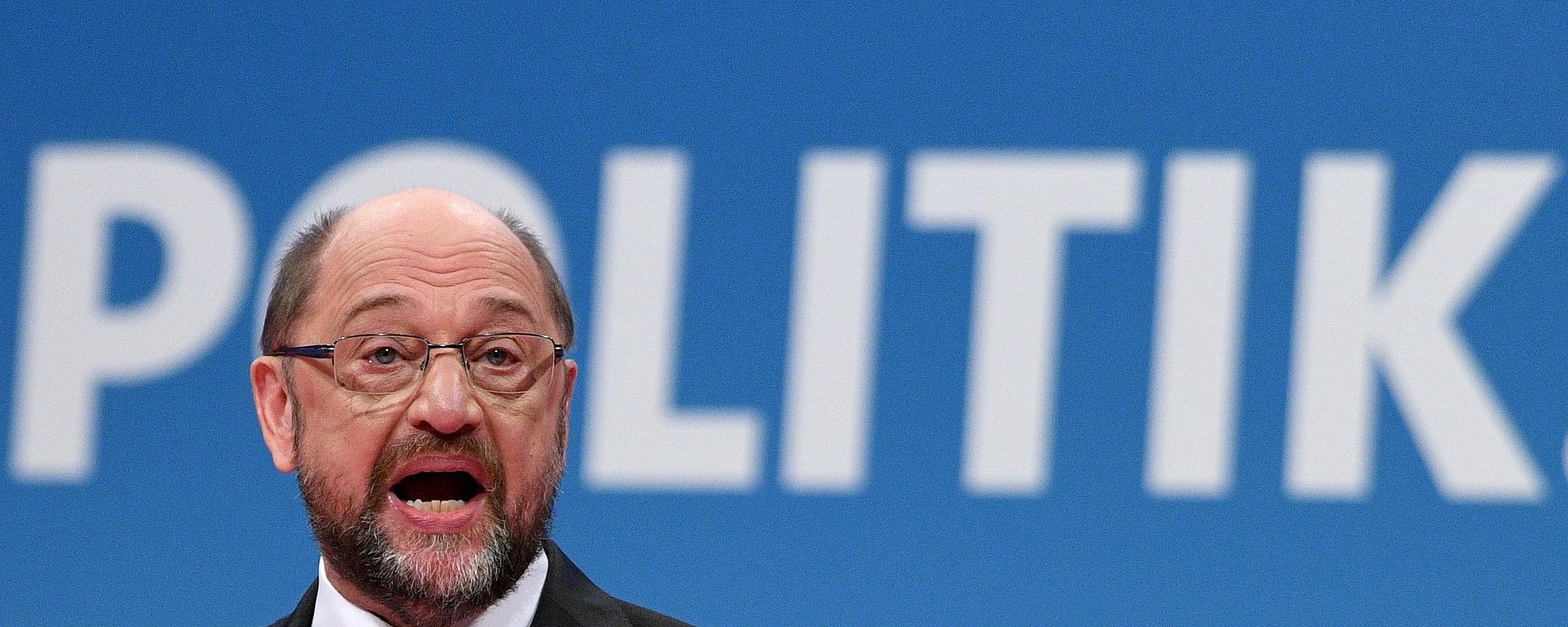 Martin Schulz SPDko lehendakaria, igandean Bonnen alderdiaren ezohiko batzarrean emandako hitzaldian. SASCHA STEINBACH / EFE.