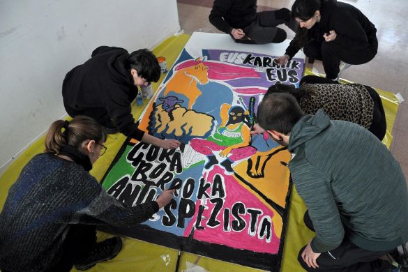 Euskal Herriko talde antiespezistetako zenbait kide, 2022ko Korrikako kilometro antiespezistarako kartelak egiten. NOR Euskal Herriko talde antiespezistetako zenbait kide, 2022ko Korrikako kilometro antiespezistarako kartelak egiten. NOR
