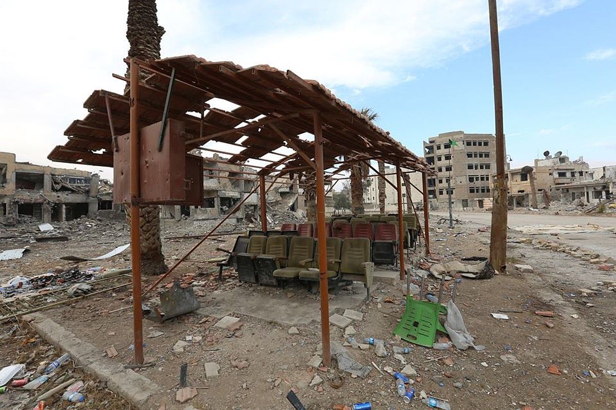 Raqqa, txikitutako eraikinez eta hondakinez beteta. AZAD EVDIKE.