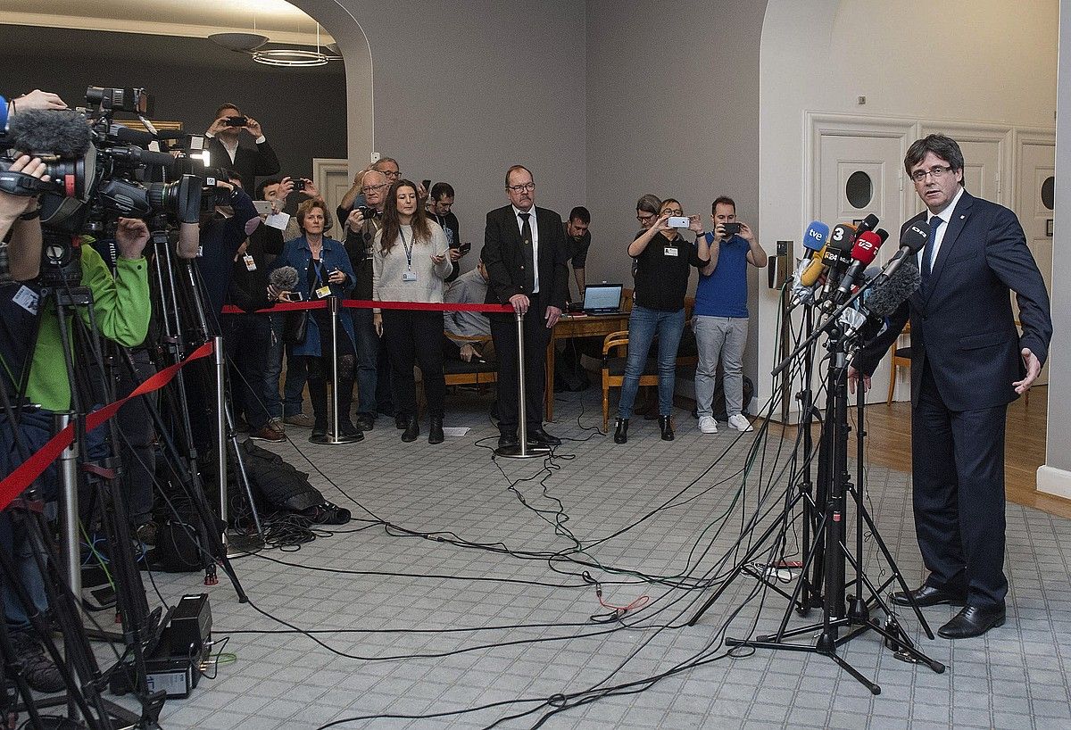 Carles Puigdemont, atzo, Kopenhagen, Danimarkako Parlamentuko zenbait diputaturekin bildu eta gero egindako agerraldian. RICARDO RAMIREZ / EFE. Carles Puigdemont, atzo, Kopenhagen, Danimarkako Parlamentuko zenbait diputaturekin bildu eta gero egindako agerraldian. RICARDO RAMIREZ / EFE.