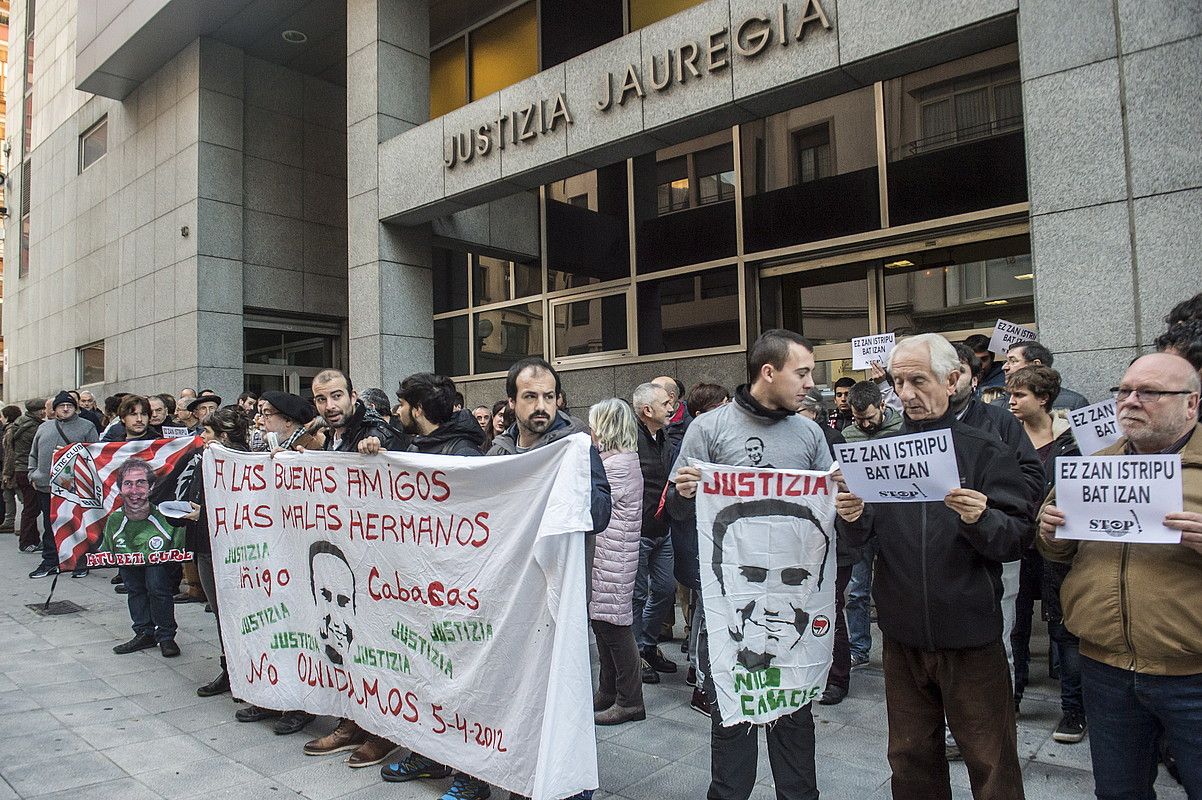 Ugarteko esaten dioten ertzaina, aretoan. LUIS JAUREGIALTZO / ARP.