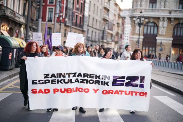 Etxez etxeko laguntza zerbitzuaren garestitzea salatzeko manifestazioa, gaur. ENDIKA PORTILLO / FOKU Etxez etxeko laguntza zerbitzuaren garestitzea salatzeko manifestazioa, gaur. ENDIKA PORTILLO / FOKU