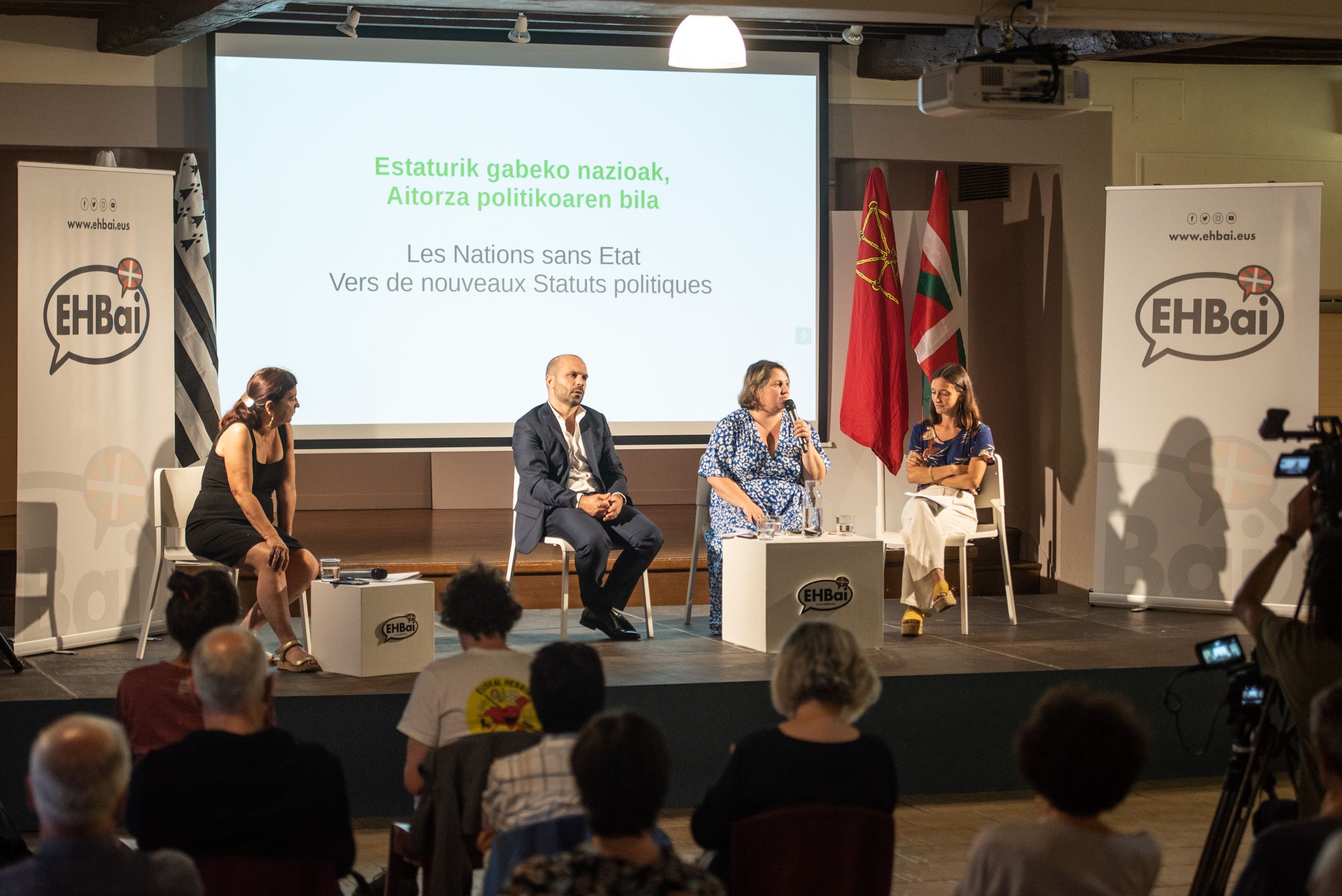 (ID_13180808) (Guillaume Fauveau) Table ronde organise par EH Bai  Itsasu avec Mathilde Hary, Romain Colonna et Lydie Massard, ...