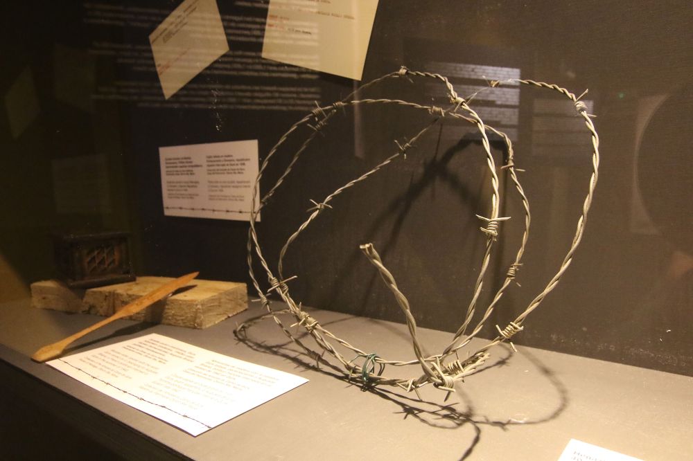 Burdin haria. Atxilotuen esparrua zein zen seinalatzeko erabiltzen zuten Frantziako militarrek. OSKAR MATXIN EDESA / FOKU Burdin haria. Atxilotuen esparrua zein zen seinalatzeko erabiltzen zuten Frantziako militarrek. OSKAR MATXIN EDESA / FOKU