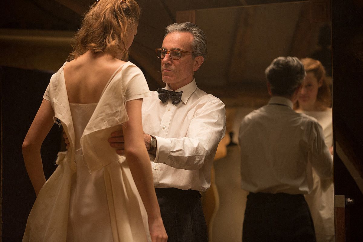 Reynolds Woodcock jostunaren lekuan jarri da Daniel Day-Lewis aktorea Phantom Thread filmean. BERRIA.