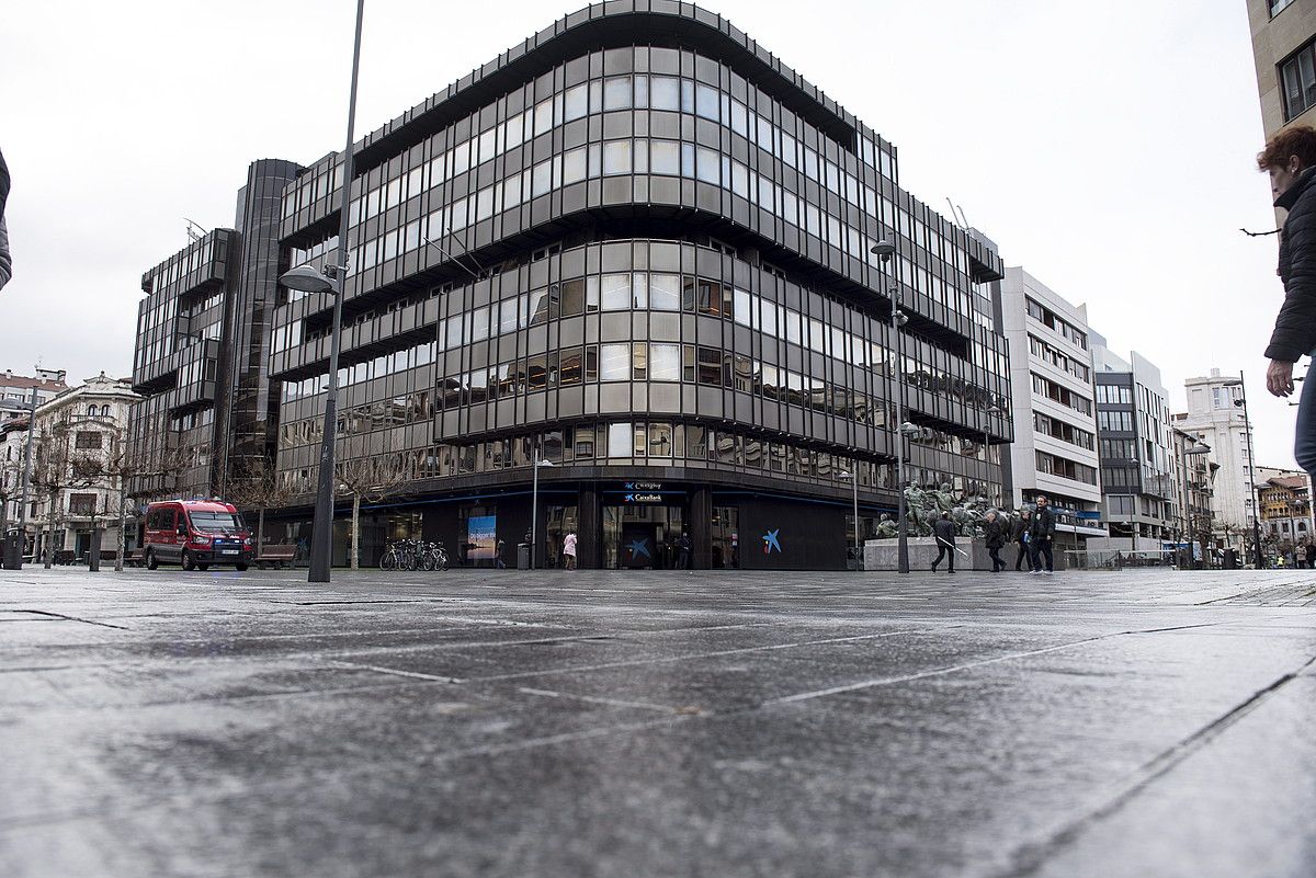 Nafarroako Kutxa zenaren eraikin nagusia, egun Caixabanken egoitza. IÑIGO URIZ / ARGAZKI PRESS. Nafarroako Kutxa zenaren eraikin nagusia, egun Caixabanken egoitza. IÑIGO URIZ / ARGAZKI PRESS.