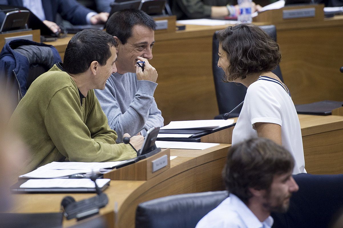 Ruben Velasco, Carlos Couso eta Laura Perez, solasean. Alboan, Mikel Buil, abenduko osoko bilkuran. IÑIGO URIZ / ARP. Ruben Velasco, Carlos Couso eta Laura Perez, solasean. Alboan, Mikel Buil, abenduko osoko bilkuran. IÑIGO URIZ / ARP.