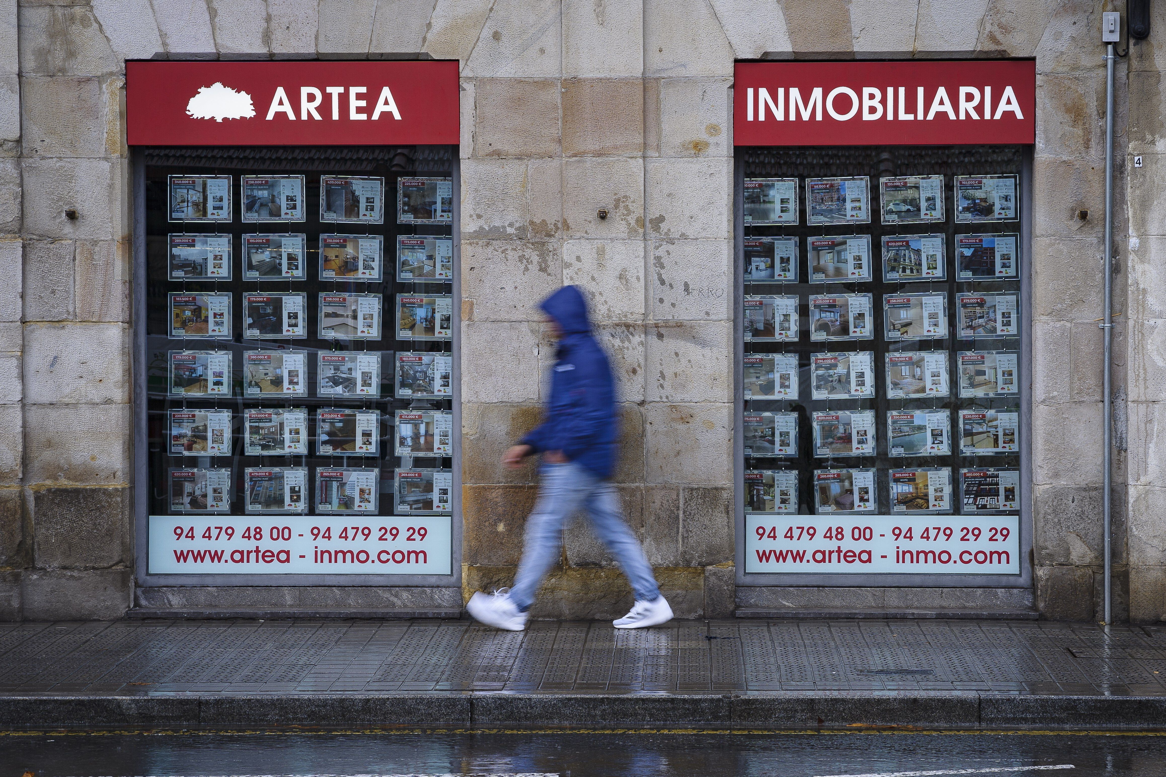 Higiezinen agentzia bat, Bilbon, artxiboko irudi batean. ARITZ LOIOLA / FOKU