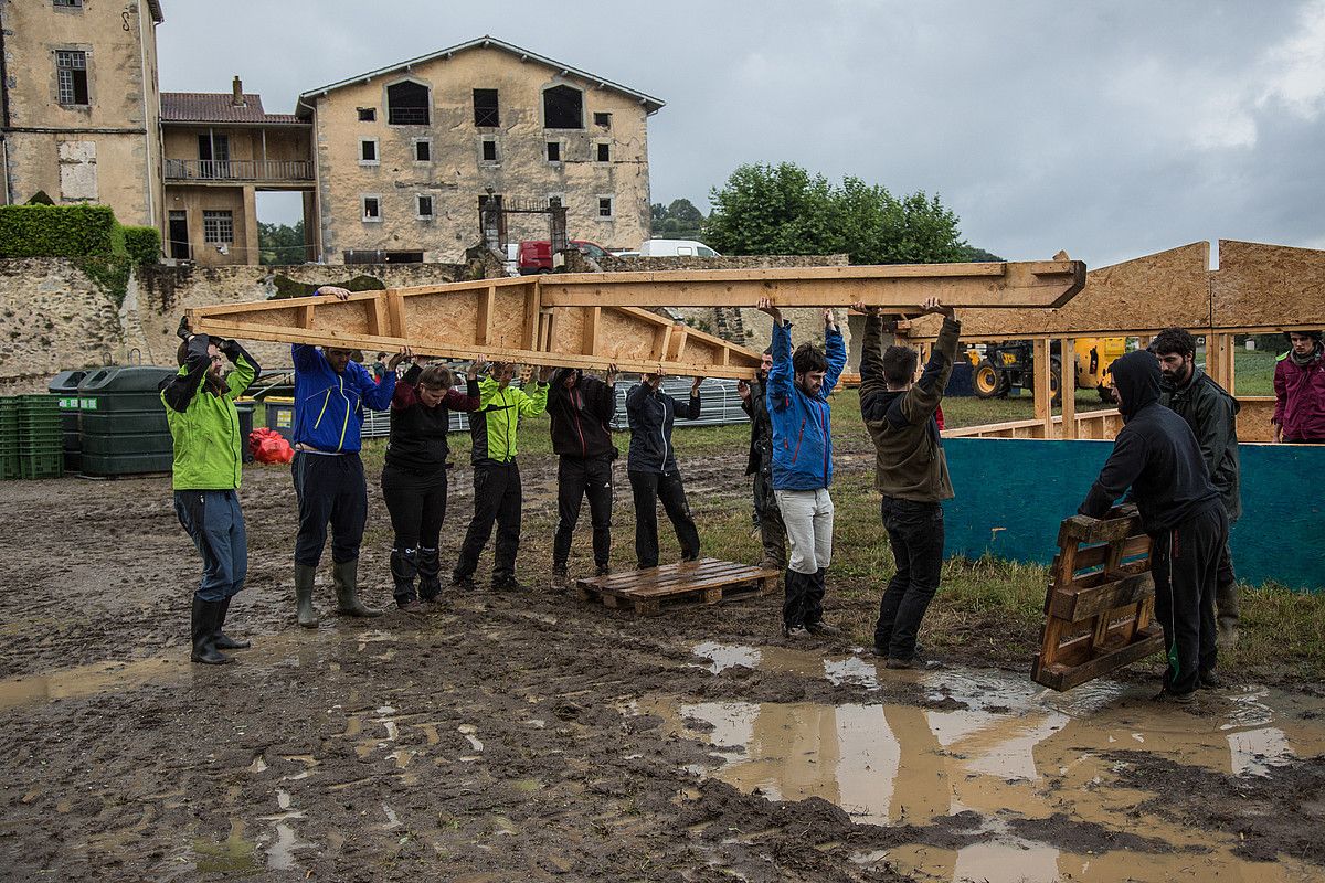 Lekorneko Garro gazteluaniazko jaialdia muntatzen; azkenean, deuseztatu egin beharizan zuten, aro txarragatik. MAKOKI*FAKTORIA. Lekorneko Garro gazteluaniazko jaialdia muntatzen; azkenean, deuseztatu egin beharizan zuten, aro txarragatik. MAKOKI*FAKTORIA.