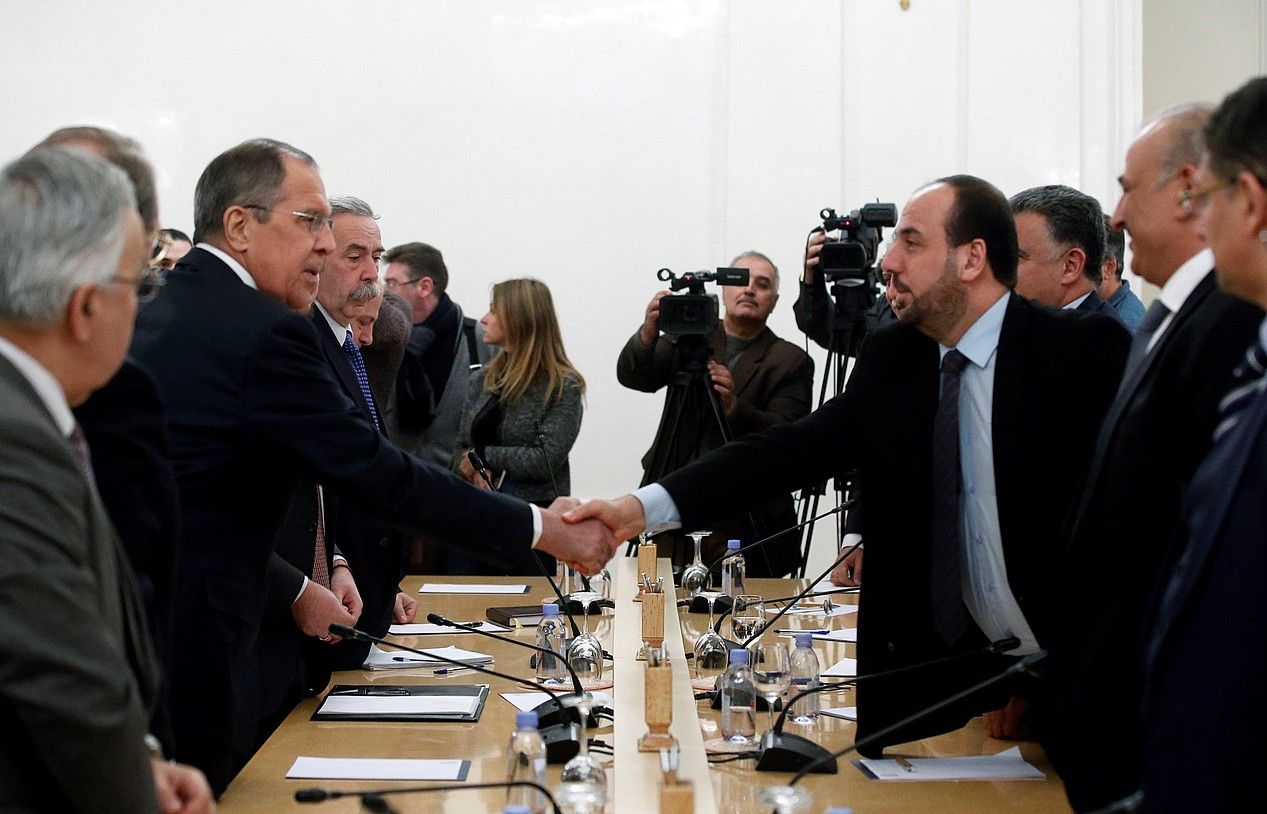 Sergei Lavrov (Errusia) eta Nasser Hariri (HNC) elkarri bostekoa ematen, iragan astean, Moskun. SERGEI CHIRIKOV / EFE.