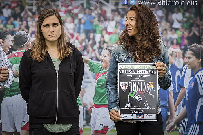 Sandra Ramajo Realeko kapitaina eta Ainhoa Tirapu Athleticekoa, finalaren aurkezpenean. ENDIKA PORTILLO, FOKU