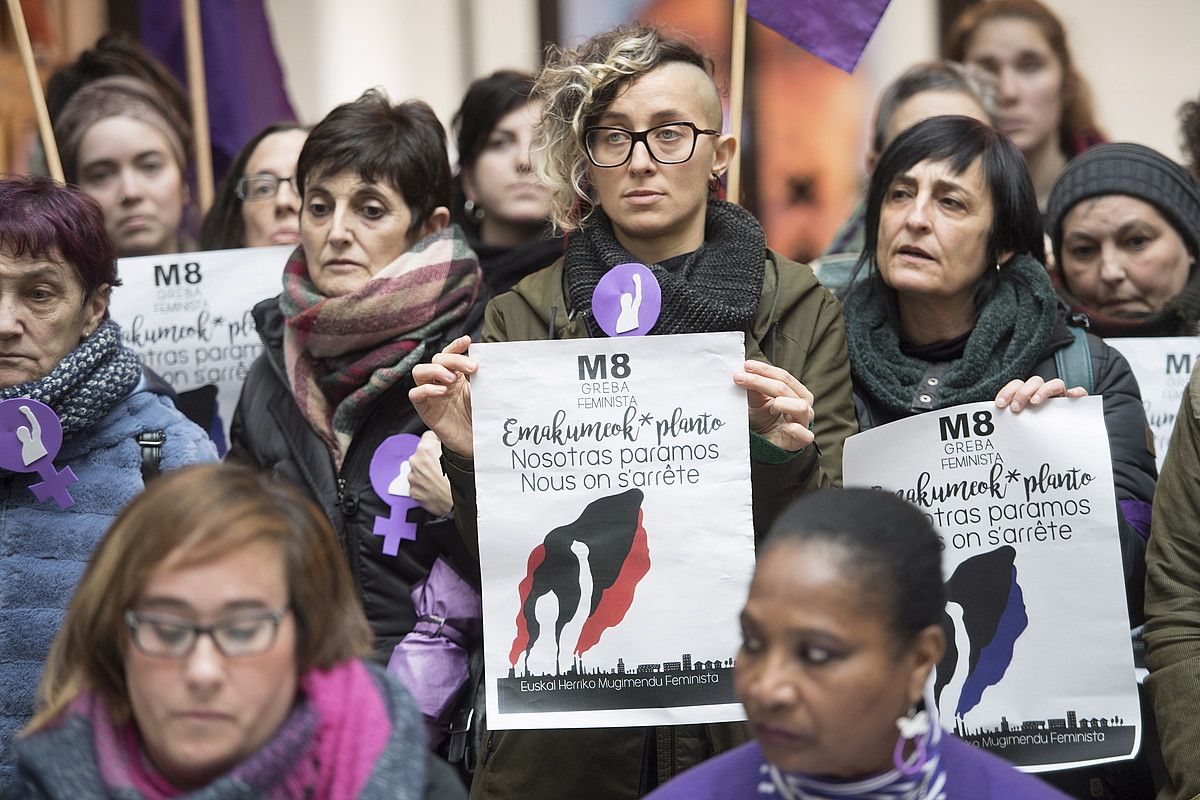 Mugimendu feministako hainbat kidek aurkeztu zuten grebarako deialdia atzo, Donostiako Tabakaleran. JUAN CARLOS RUIZ / ARGAZKI PRESS. Mugimendu feministako hainbat kidek aurkeztu zuten grebarako deialdia atzo, Donostiako Tabakaleran. JUAN CARLOS RUIZ / ARGAZKI PRESS.