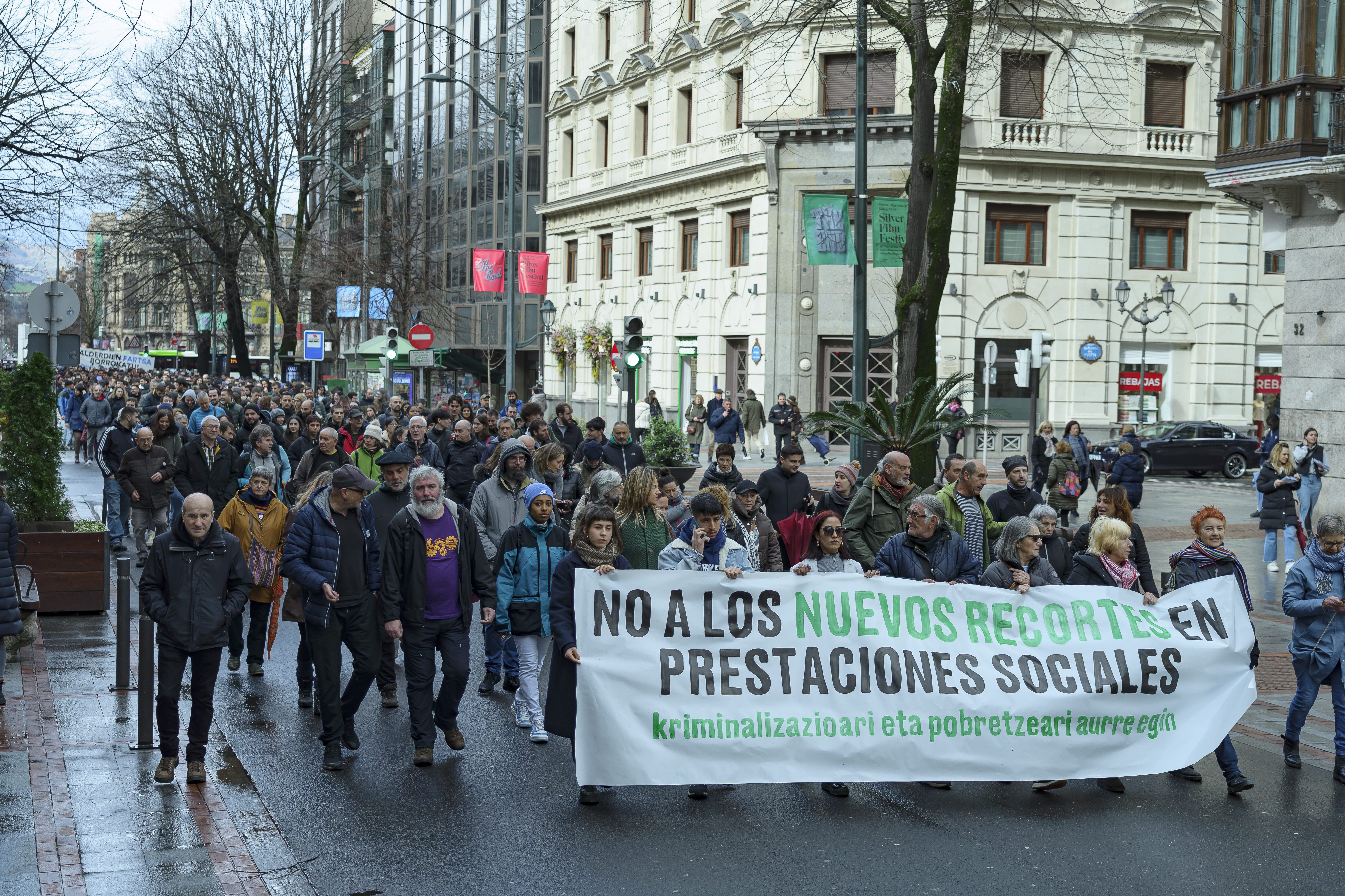 Korsikako delegazioko hautetsiak adierazpena sinatzen, atzo, Aiacciun. BERRIA