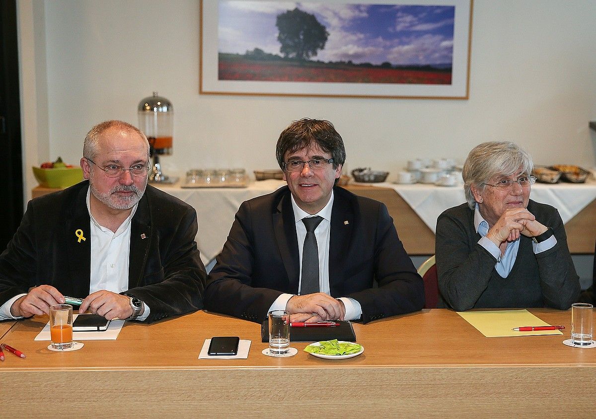 Carles Puigdemont, atzo Bruselan, Lluis Puig eta Clara Ponsatiren erdian, JxCko diputatuekin bilera hasi aurretik. STEPHANIE LECOCQ / EFE.