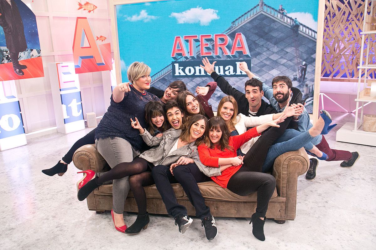 Ana Goitia, Oihana Iguaran, Nerea Ibarzabal, Olaia Gil, Gartxot Unsain, Pello Artabe, Lohizune Amatria, Iñigo Otaegi, Jaione Carpintero eta Amaia Eneterreaga izango dira Atera kontuak saioko gidariak. EITB. Ana Goitia, Oihana Iguaran, Nerea Ibarzabal, Olaia Gil, Gartxot Unsain, Pello Artabe, Lohizune Amatria, Iñigo Otaegi, Jaione Carpintero eta Amaia Eneterreaga izango dira Atera kontuak saioko gidariak. EITB.