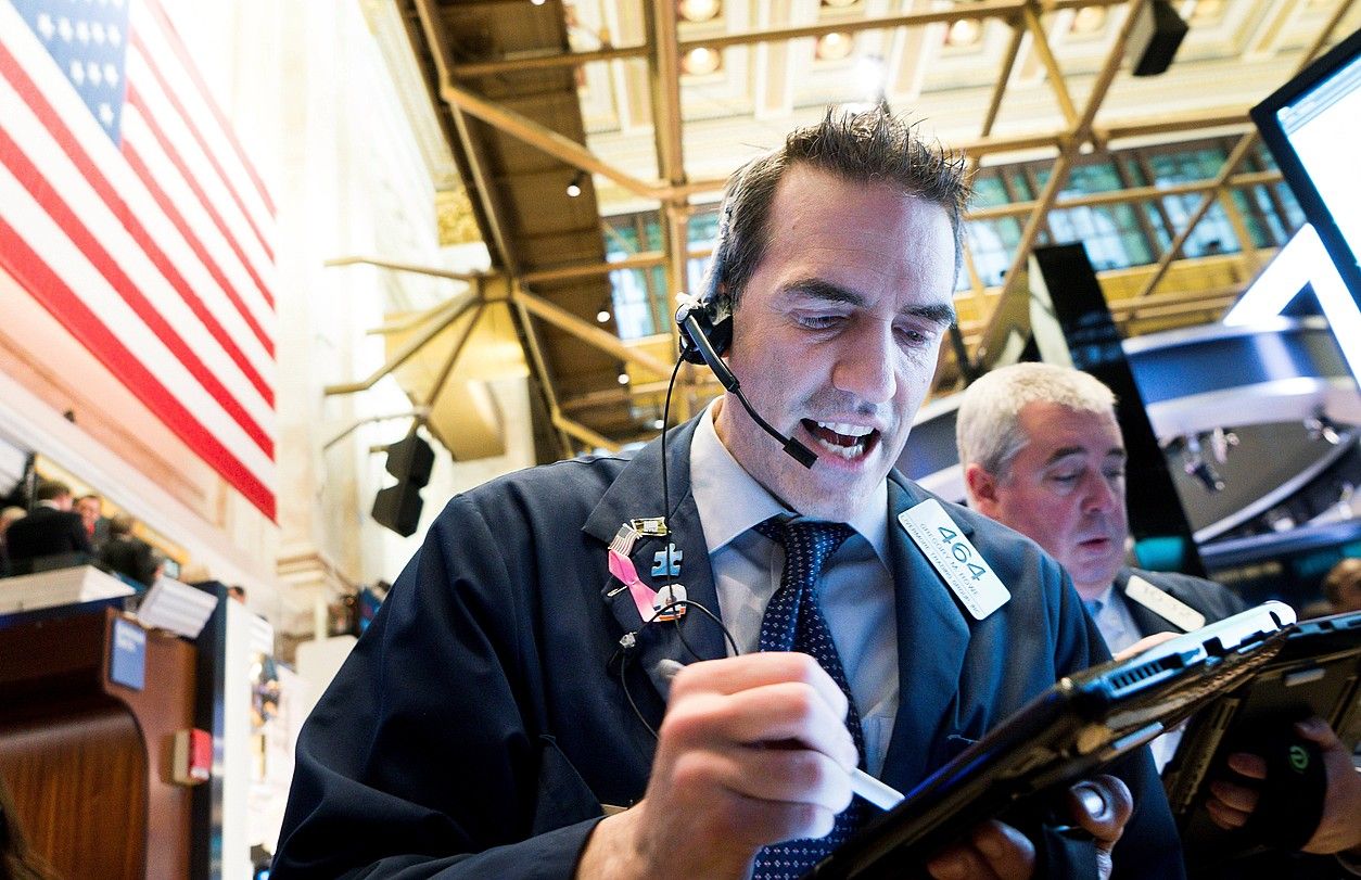 Burtsako beharginak lanean, atzo, Wall Streeten, New Yorken. JUSTIN LANE / EFE. Burtsako beharginak lanean, atzo, Wall Streeten, New Yorken. JUSTIN LANE / EFE.