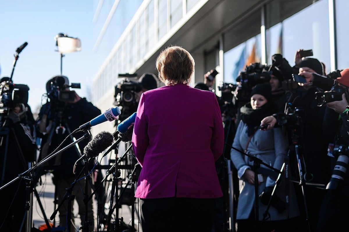 Angela Merkel kantzilerra, atzo, negozioazioen aurretik egindako agerraldian, Berlinen. CLEMENS BILAN / EFE.