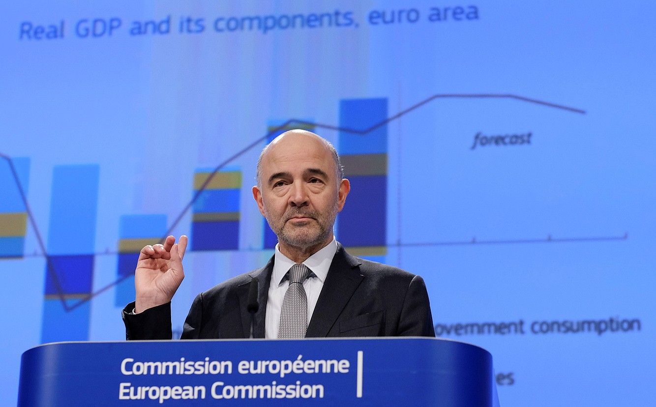 Pierre Moscovici Europako Ekonomia komisarioa, atzo, Bruselan. OLIVIER HOSLET / EFE.