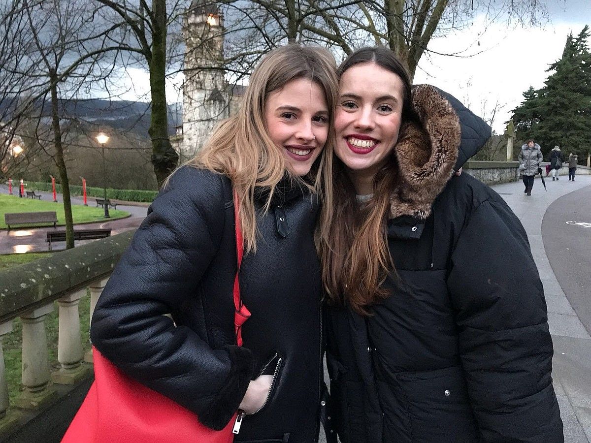 Nerea Mazo eta Miren Arrieta Go!azen telesaileko aktoreek zale batzuekin ikusi zuten azkeneko atala. ETB. Nerea Mazo eta Miren Arrieta Go!azen telesaileko aktoreek zale batzuekin ikusi zuten azkeneko atala. ETB.