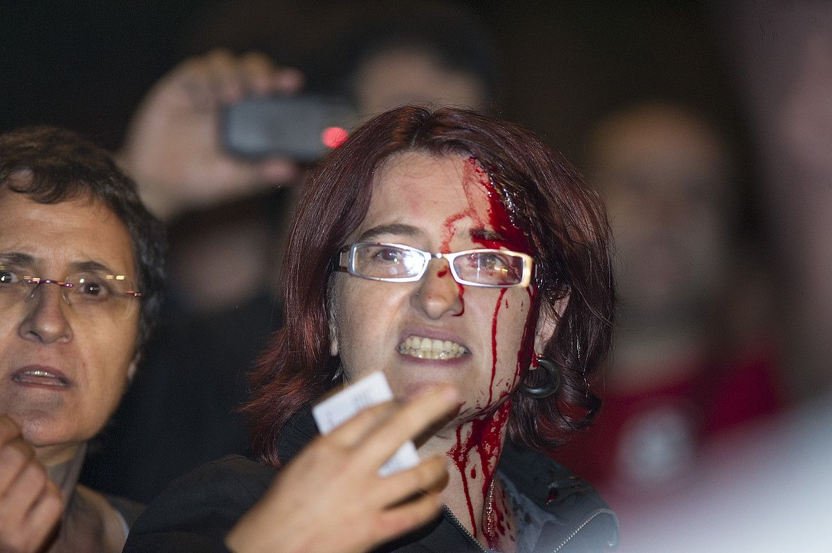 Mendizabal, senatari txartela eskuan zuela, 2013ko irailaren 30ean. J. C. R, / ARP. Mendizabal, senatari txartela eskuan zuela, 2013ko irailaren 30ean. J. C. R, / ARP.