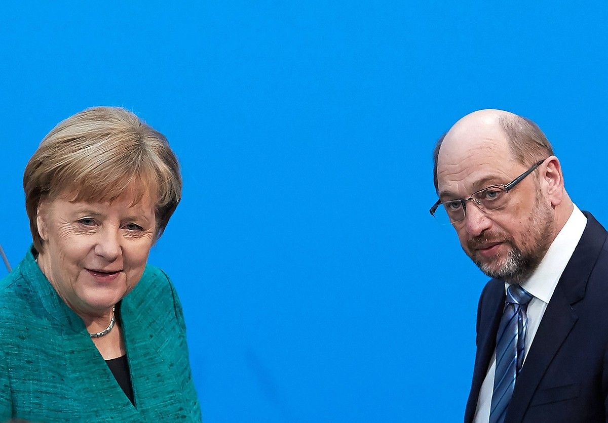 Angela Merkel eta Martin Schulz, joan den asteazkenean, Koalizio Handia osatzeko akordioa aurkezten. HAYOUNG JEON / EFE.