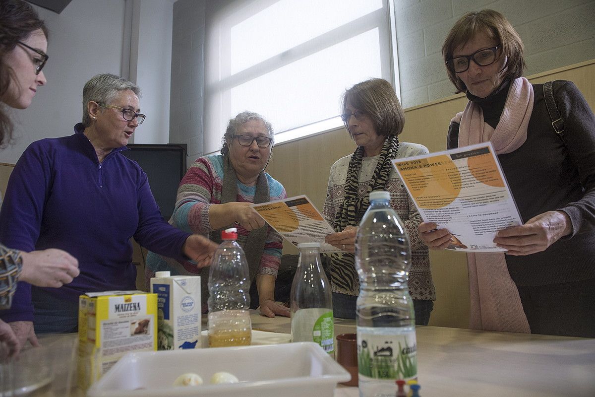Egunerokoan ohikoak diren osagaiekin esperimentuak egiten aritu dira tailerrean. JON URBE / ARGAZKI PRESS. Egunerokoan ohikoak diren osagaiekin esperimentuak egiten aritu dira tailerrean. JON URBE / ARGAZKI PRESS.