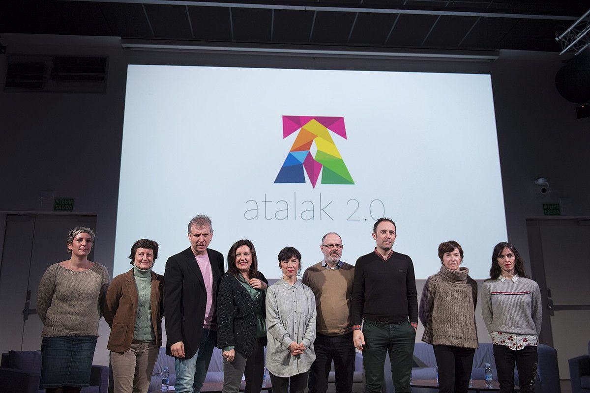 Atalak 2.0 programako kideak, antolatzaileak eta Matxalen Bilbao eta Carmen Larraz koreografoak, atzo Donostiako Tabakaleran. JUAN CARLOS RUIZ / ARGAZKI PRESS.