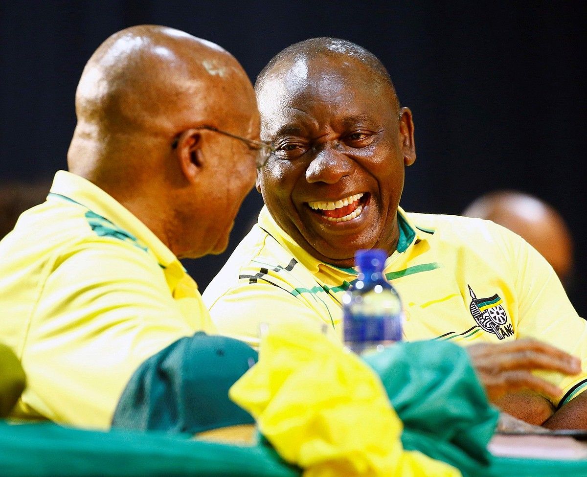 Jacob Zuma Hegoafrikako presidentea —bizkarrez— eta Cyril Ramaphosa ANCko presidentea, joan den abenduan, alderdiaren kongresuan. KIM LUDBROOK / EFE.
