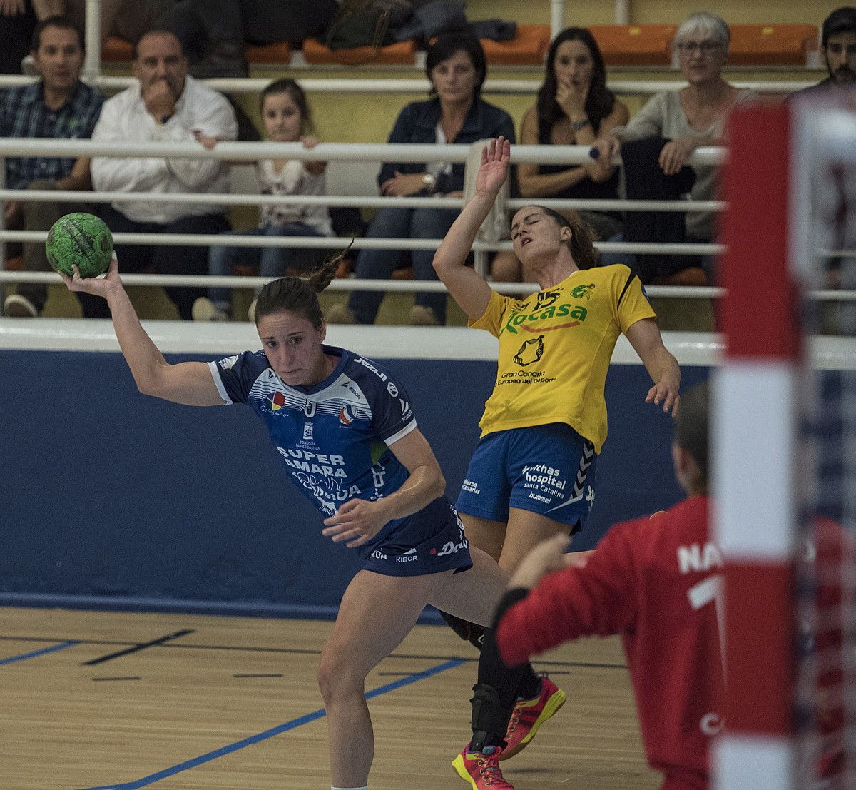 Leire Aramendia Bera Berako jokalaria, atera jaurtitzen, Ro'Casaren aurkako lehen itzuliko partidan. JON URBE / ARGAZKI PRESS. Leire Aramendia Bera Berako jokalaria, atera jaurtitzen, Ro'Casaren aurkako lehen itzuliko partidan. JON URBE / ARGAZKI PRESS.