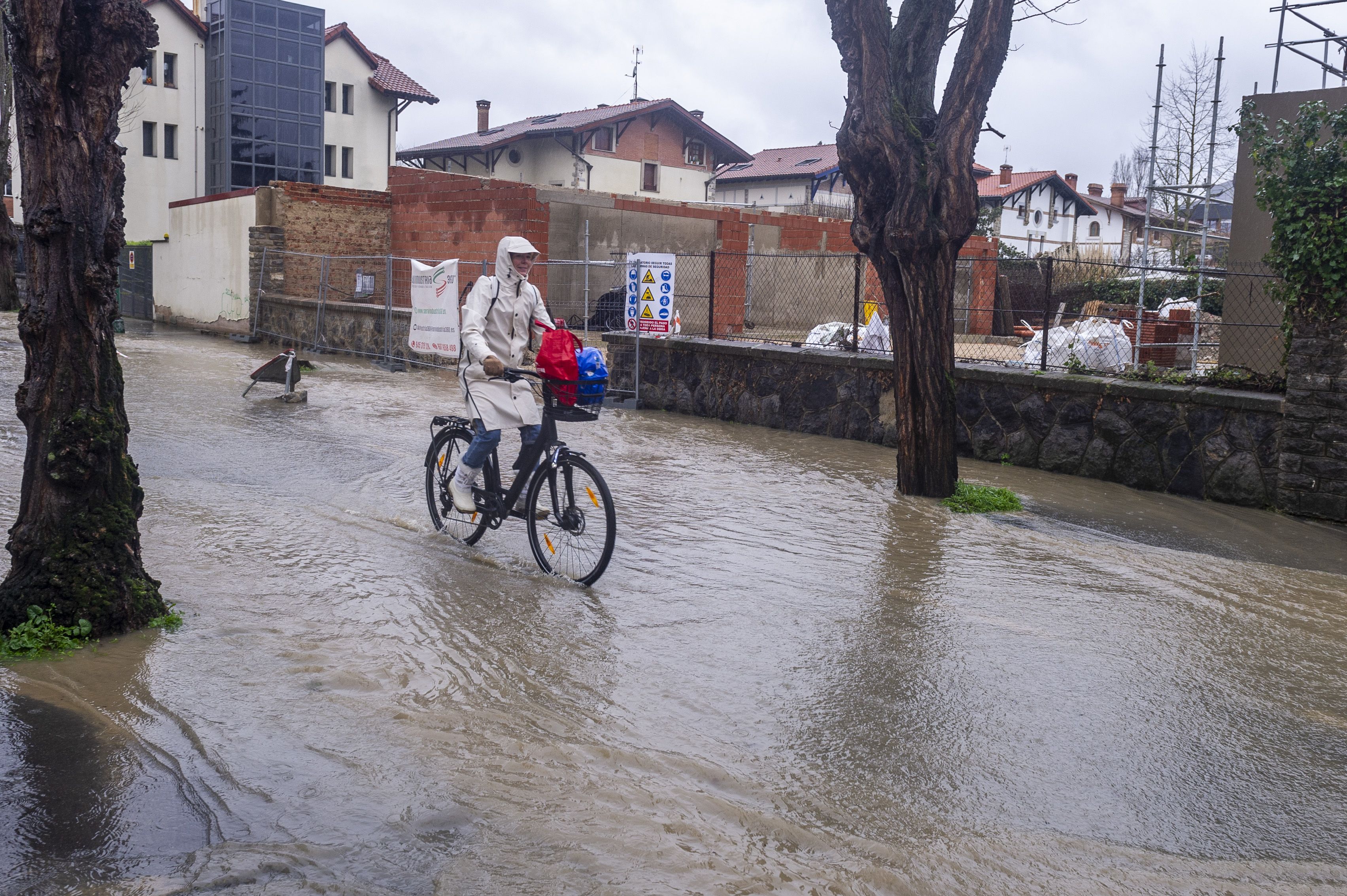 Oinak ez bustitzeko bizikleta hartu duenik ere izan da Gasteizen. JAIZKI FONTANEDA / FOKU Oinak ez bustitzeko bizikleta hartu duenik ere izan da Gasteizen. JAIZKI FONTANEDA / FOKU