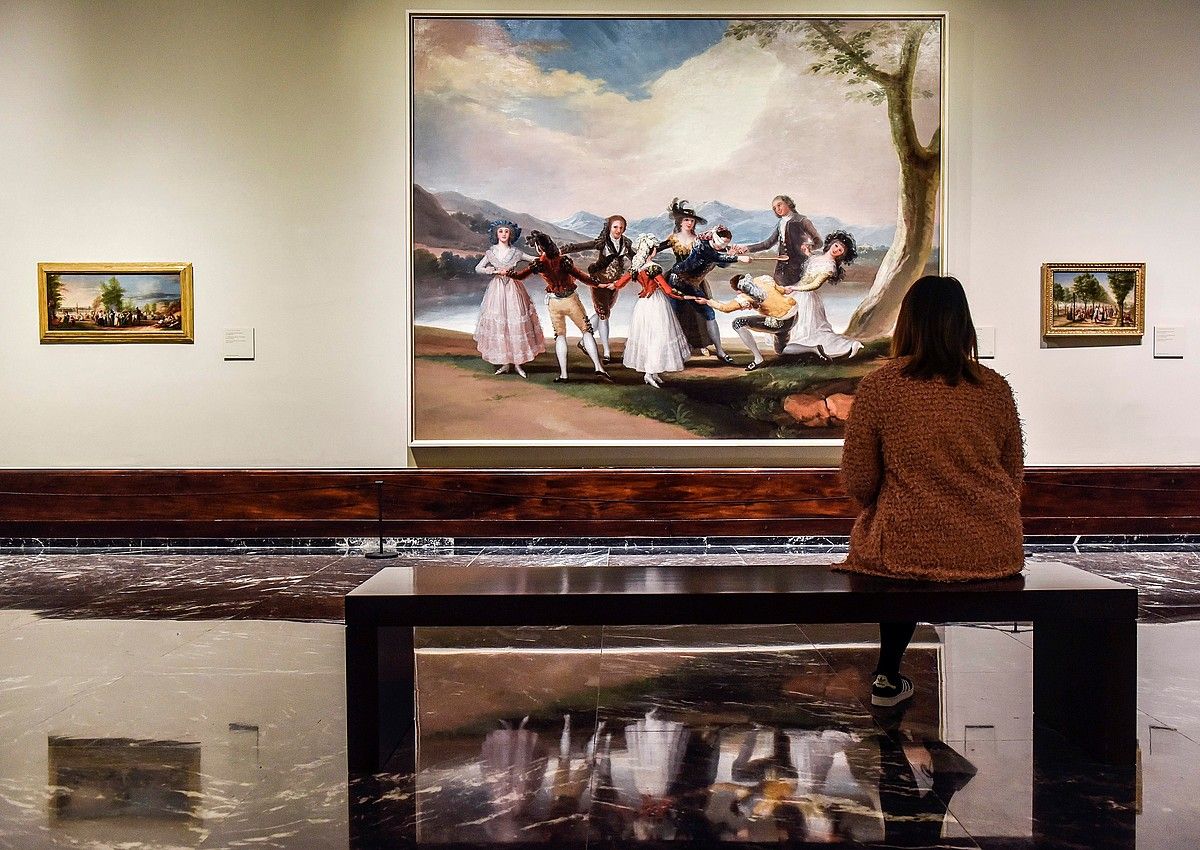 Emakume bat Bilboko Arte Ederren museoak Goyari eskaini dion erakusketako artelan esanguratsuenetako bati begira: Oilo itsua. MIGUEL TOÑA / EFE. Emakume bat Bilboko Arte Ederren museoak Goyari eskaini dion erakusketako artelan esanguratsuenetako bati begira: Oilo itsua. MIGUEL TOÑA / EFE.