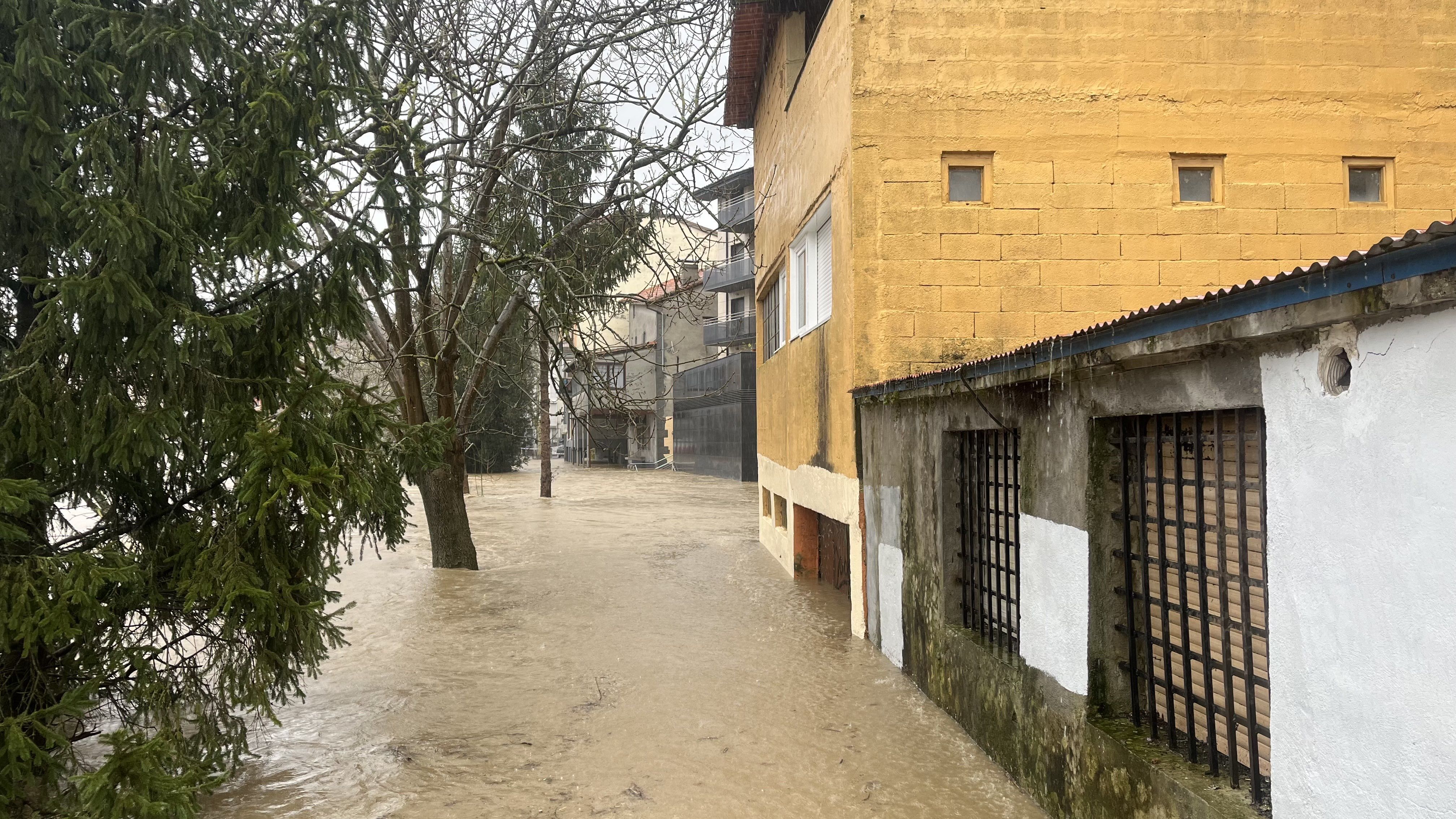 Oria ibaiak gainezka egin du Andoainen, eta inguruko kaleetako garageetan sartu da. NEREA INTXAUSTI CASTIÑEIRA