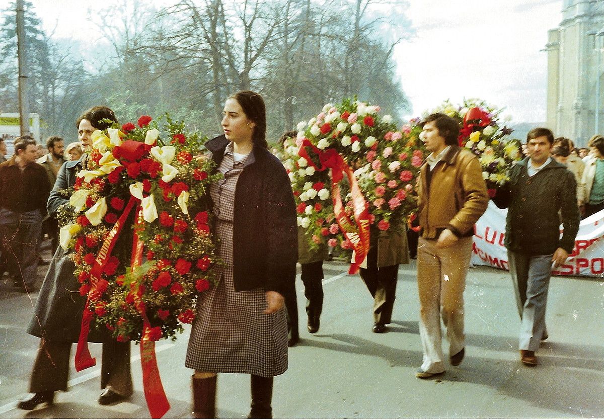 1977an, Gasteizko sarraskiaren lehen urtemugan egindako manifestazioan, emakumeak lore sortak eramaten. BERRIA.