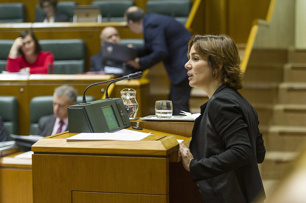 Leire Pinedo EH Bilduko legebiltzarkidea, atzo, Eusko Legebiltzarrean fiskalitateari buruz egindako osoko bilkura monografikoan. JUANAN RUIZ / ARGAZKI PRESS. Leire Pinedo EH Bilduko legebiltzarkidea, atzo, Eusko Legebiltzarrean fiskalitateari buruz egindako osoko bilkura monografikoan. JUANAN RUIZ / ARGAZKI PRESS.