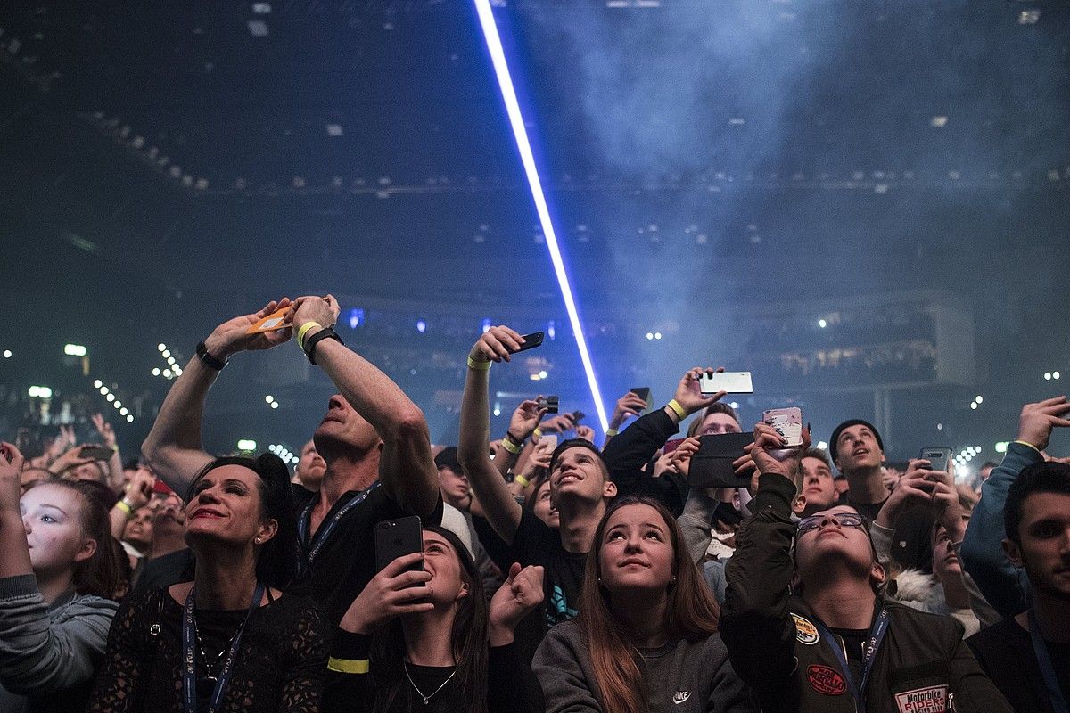 Otsailaren 1ean David Guetta DJak Zurichen (Suitza) emandako kontzertuaren irudi bat. ENNIO LEANZA / EFE. Otsailaren 1ean David Guetta DJak Zurichen (Suitza) emandako kontzertuaren irudi bat. ENNIO LEANZA / EFE.