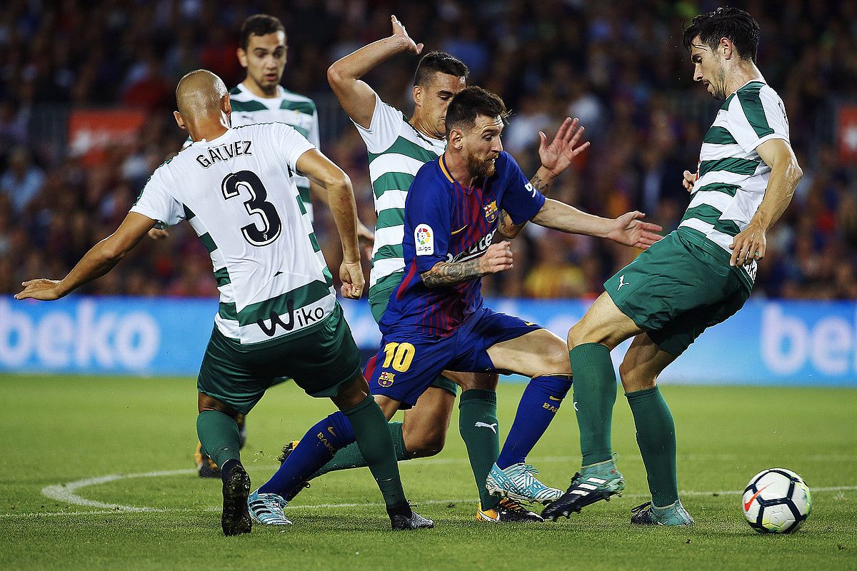 Lionel Messi, Eibarreko jokalariz inguratuta, lehen itzulian Camp Noun jokatutako partidan. ALEJANDRO GARCIA / EFE.