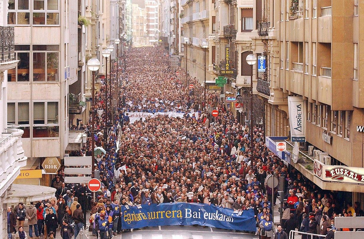 Manifestazio oso jendetsua egin zuten 2003ko otsailaren 22an, Donostian, Egunkaria-ren itxiera salatzeko. Euskalgintzako hainbat ordezkari joan ziren lehen lerroan. JON URBE / ARGAZKI PRESS.