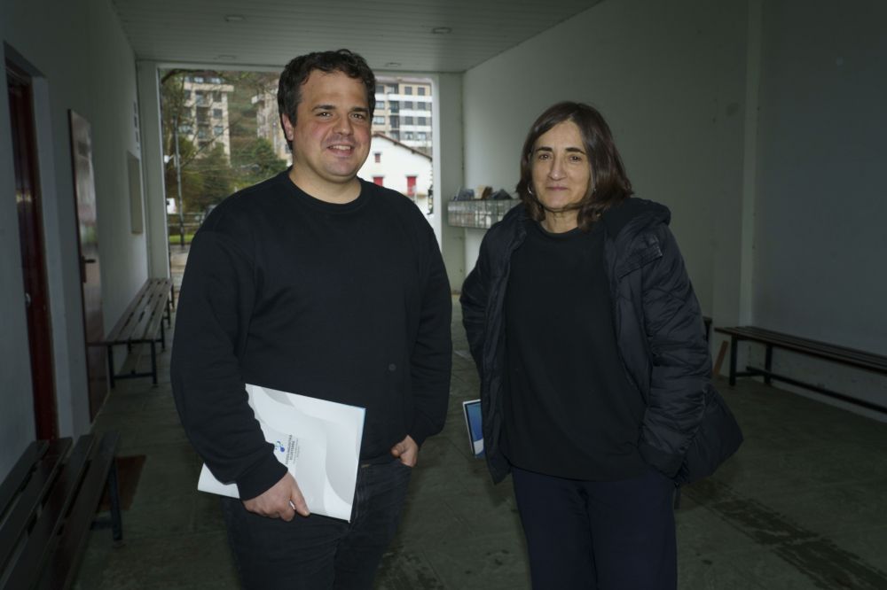 Asier Basurto eta Belen Uranga Soziolinguiska Klusterreko ikerlariak, Martin Ugalden, otsailaren 22an.JON URBE / FOKU Asier Basurto eta Belen Uranga Soziolinguiska Klusterreko ikerlariak, Martin Ugalden, otsailaren 22an.JON URBE / FOKU