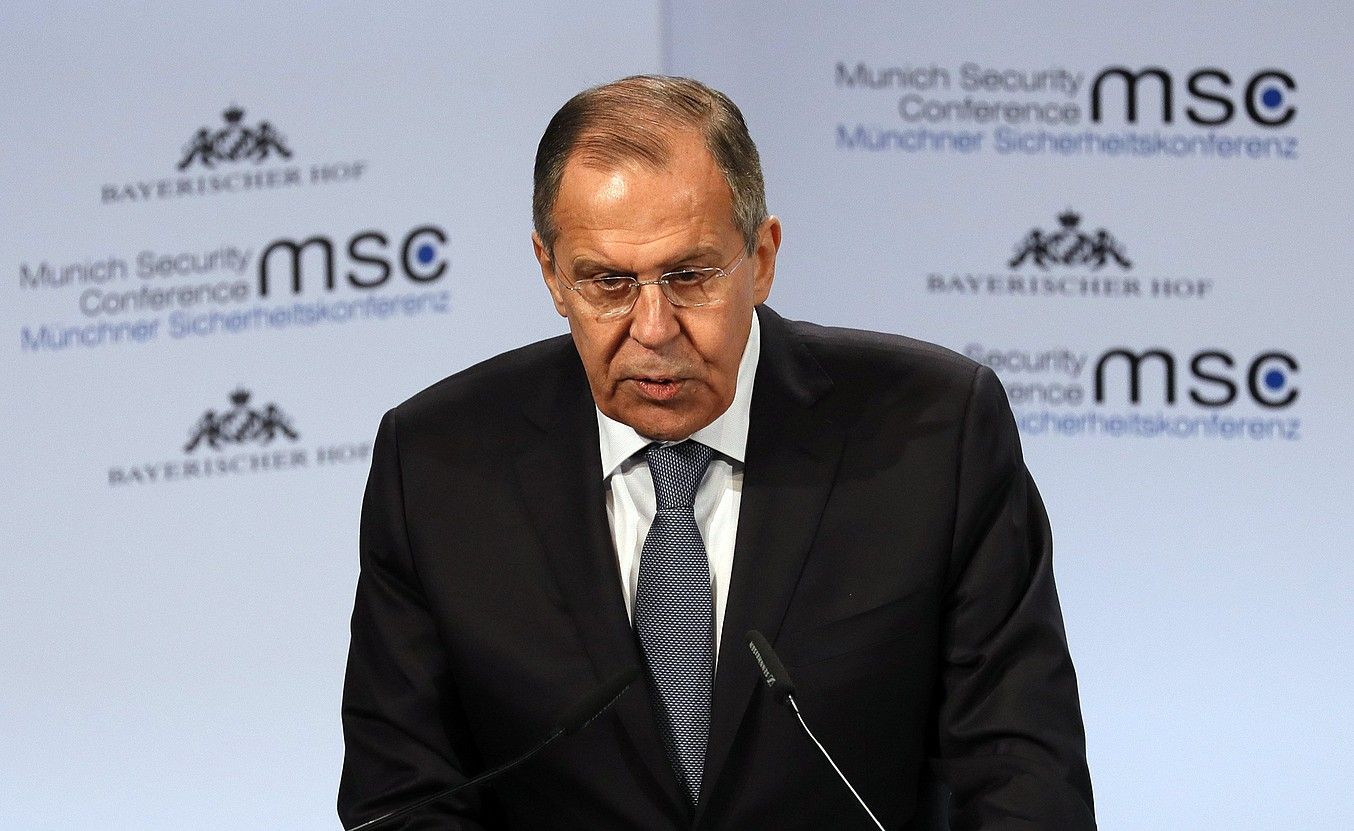 Sergei Lavrov Errusiako Atzerri ministroa, atzo, Munichen, segurtasun konferentzian hitz egiten. RONALD WITTEK / EFE. Sergei Lavrov Errusiako Atzerri ministroa, atzo, Munichen, segurtasun konferentzian hitz egiten. RONALD WITTEK / EFE.