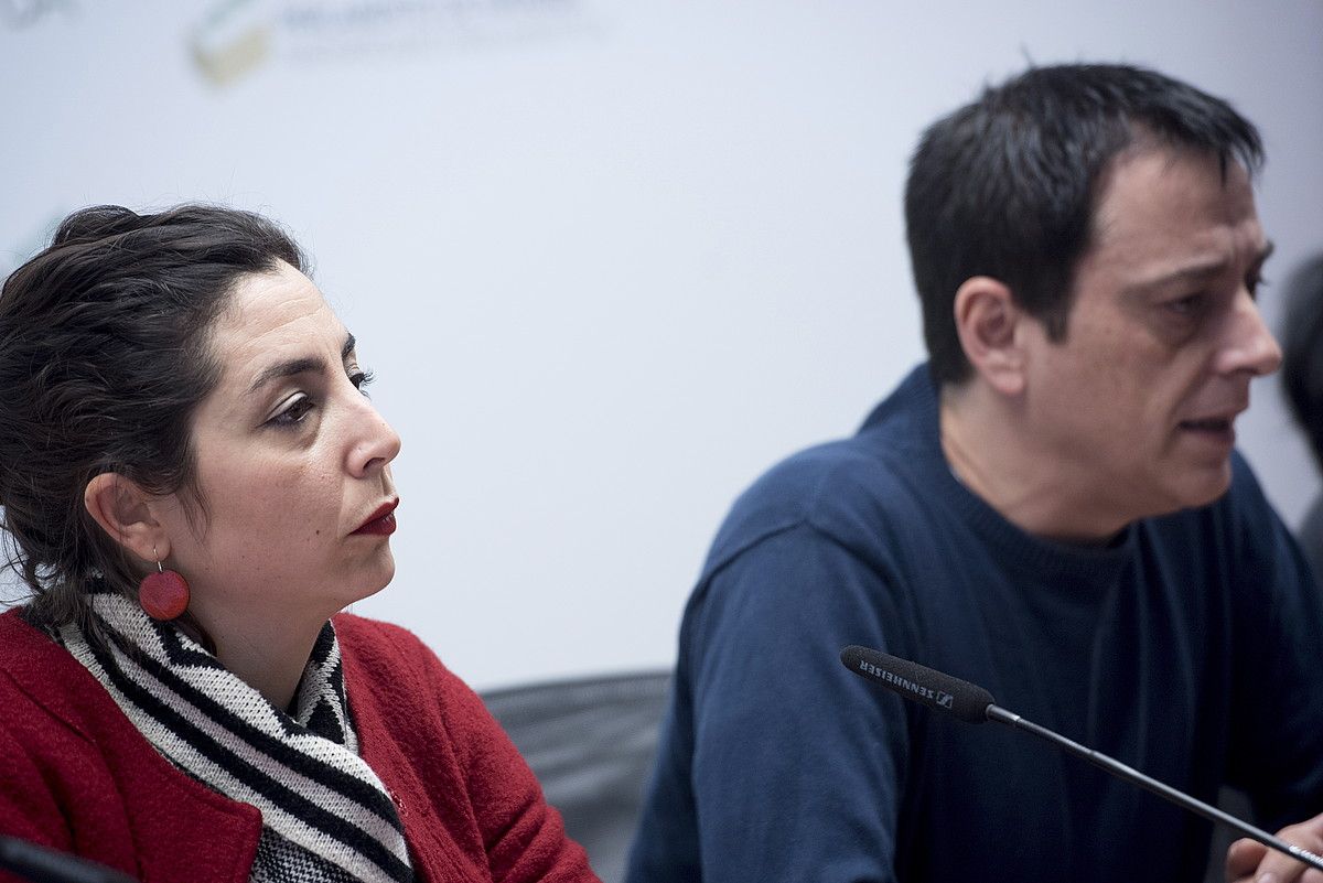 Sektore kritikoko bi parlamentari —Laura Perez eta Carlos Couso—, urtarrilaren 23ko agerraldian. IÑIGO URIZ / ARGAZKI PRESS.