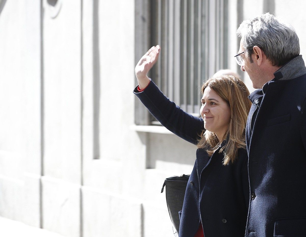 Marta Pascal PDeCATeko koordinatzaile nagusia, alderdikideak agurtzen, atzo, Auzitegi Gorenetik irtetean. JAVIER LIZON / EFE.