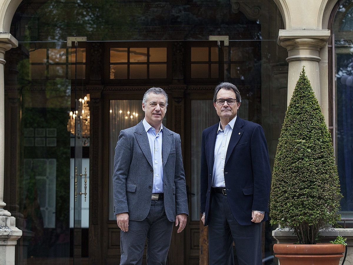 Urkullu-Mas. Iñigo Urkullu eta Artur Mas. 2014ko maiatzaren 1ean, Gasteizen, Ajuria Enean. Hedabideei iragarri gabeko bilera egin zuten. JON BERNARDEZ / EFE.