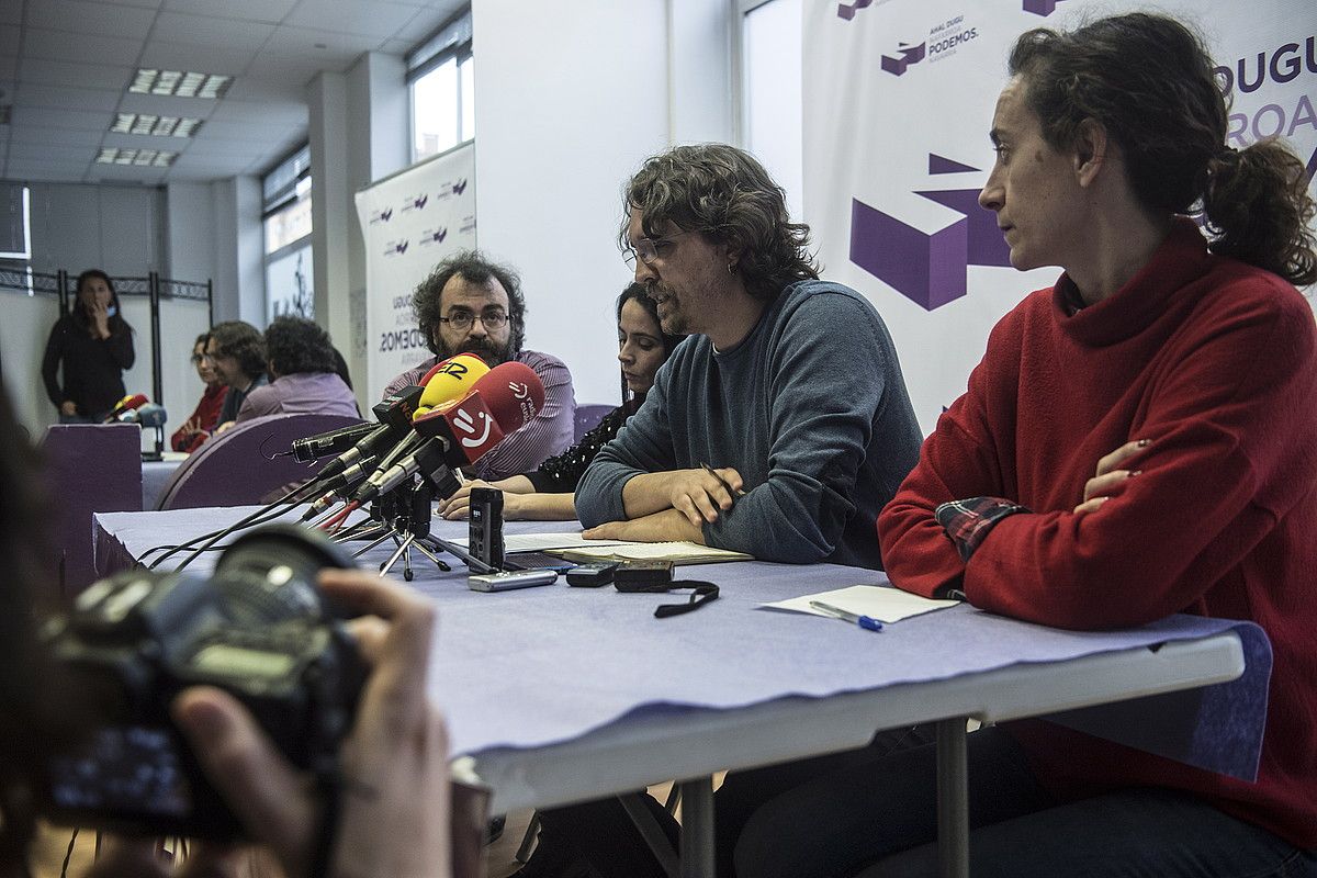 Ricardo Feliu, Eva Calleja, Dani Lopez eta Patricia Ruiz Nafarroako Ahal Dugu-ko koordinazio kontseiluko kideak, atzo, Iruñeko egoitzan. JAGOBA MANTEROLA / ARP.