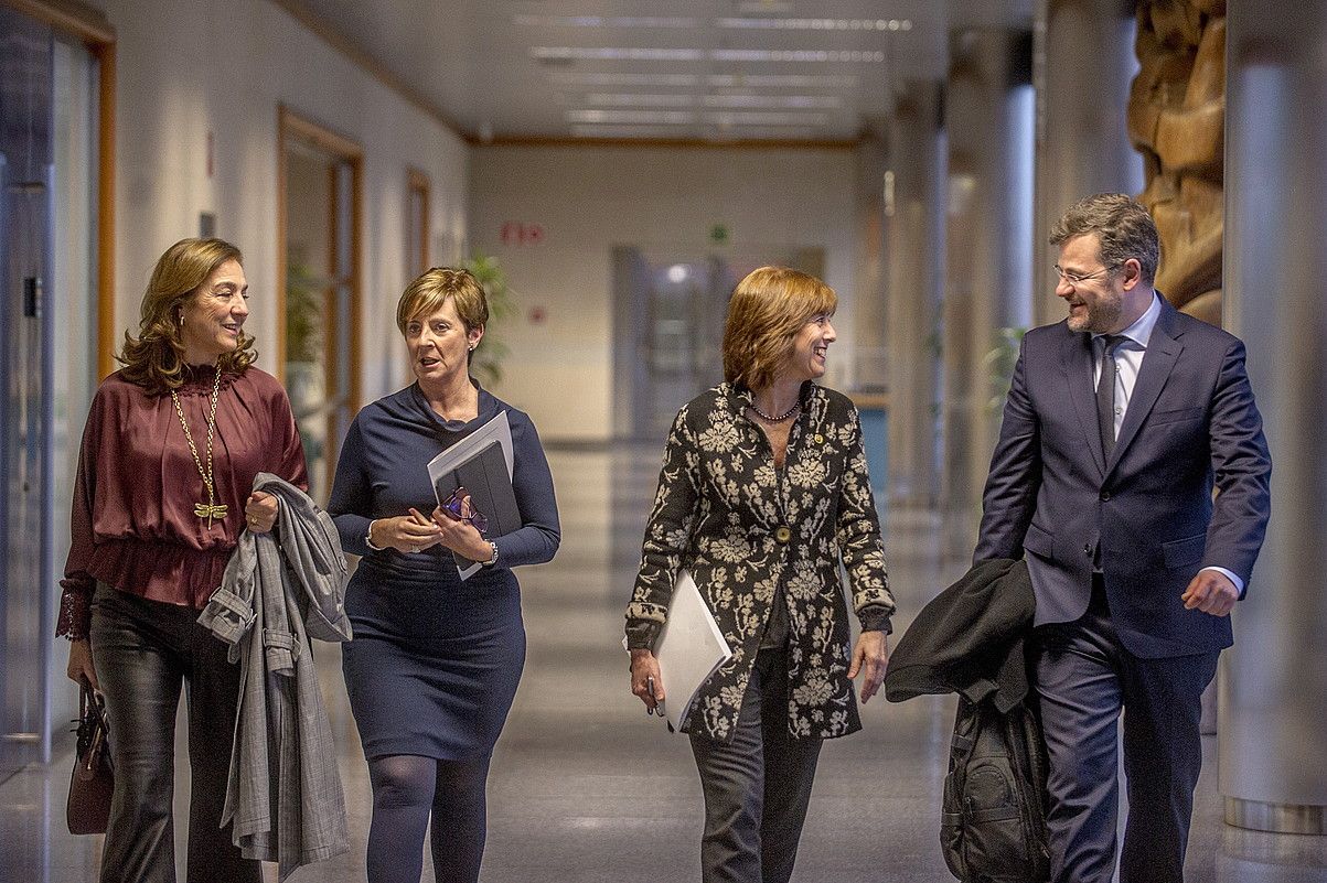 Carmen Vela, Arantxa Tapia, Cristina Uriarte eta Mario Perez, atzoko prentsaurrekoan. JAIZKI FONTANEDA / ARGAZKI PRESS.