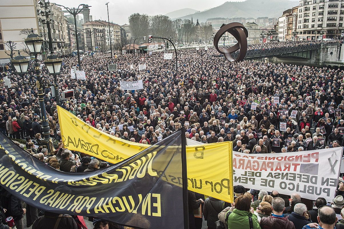 Bizkaiko pentsiodunen plataformako eledunak pozik azaldu ziren pentsiodunen erantzunarekin, eta «historikotzat» jo zuten manifestazioa. MARISOL RAMIREZ / ARGAZKI PRESS. Bizkaiko pentsiodunen plataformako eledunak pozik azaldu ziren pentsiodunen erantzunarekin, eta «historikotzat» jo zuten manifestazioa. MARISOL RAMIREZ / ARGAZKI PRESS.