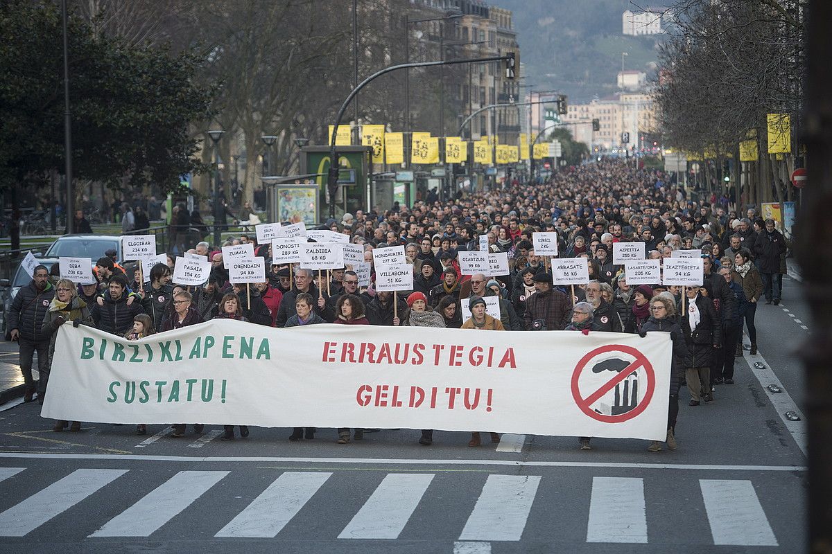 Manifestazioa, Donostiako Bulebarra zeharkatzen. JON URBE / ARGAZKI PRESS.