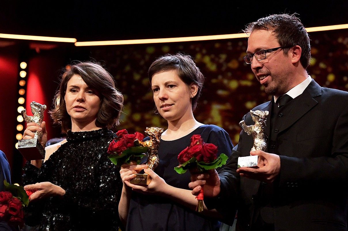 Malgorzata Szumowska, Adina Pintilie eta Marcelo Martinessi zinemagileak, sariak eskuetan, atzo. C. BILAN / EFE / EPA. Malgorzata Szumowska, Adina Pintilie eta Marcelo Martinessi zinemagileak, sariak eskuetan, atzo. C. BILAN / EFE / EPA.