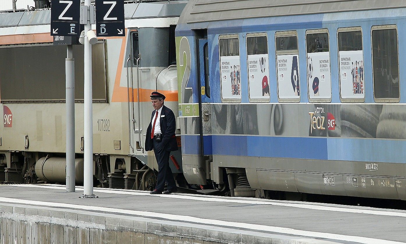 SNCFko langile bat Parisko tren geltoki batean, greba egun batean. GUILLAUME HORCAJUELO / EFE.