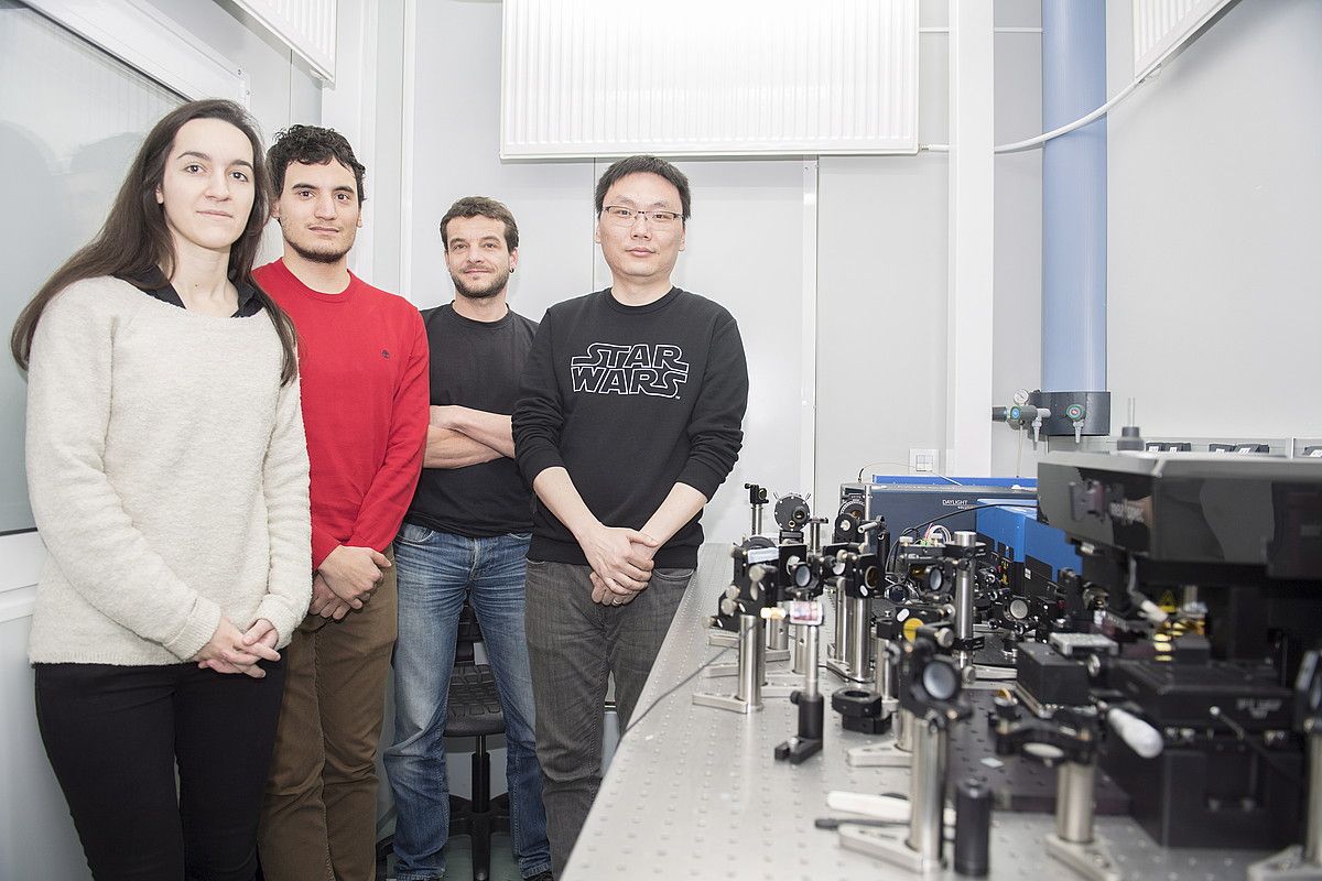 Irene Dolado ingeniaria, CIC Nanoguneko ikertzaile taldekideekin: Francisco Javier Alfaro, Rainer Hillenbrand eta Peining Li. JUAN CARLOS RUIZ / ARGAZKI PRESS. Irene Dolado ingeniaria, CIC Nanoguneko ikertzaile taldekideekin: Francisco Javier Alfaro, Rainer Hillenbrand eta Peining Li. JUAN CARLOS RUIZ / ARGAZKI PRESS.