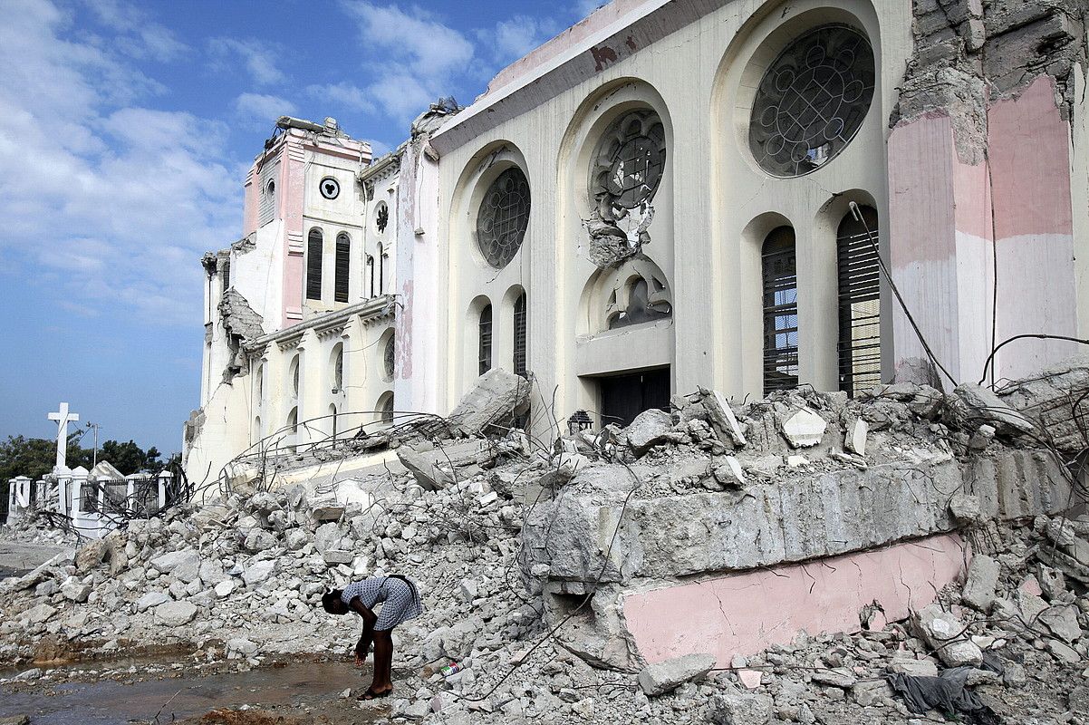 Emakume bat eskuak garbitzen, Port-au-Princeko katedralaren aurrean.Lurrikara bi aste lehenago izan zen. DAVID FERNANDEZ / EFE.